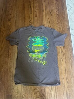 Nike Men’s Gray Short Sleeve Tee with Neon Yellow-Green Graphic